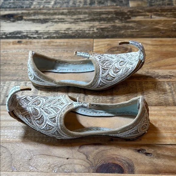 Elegant Tan & Cream Embroidered Children’s Shoes - Picture 2 of 7